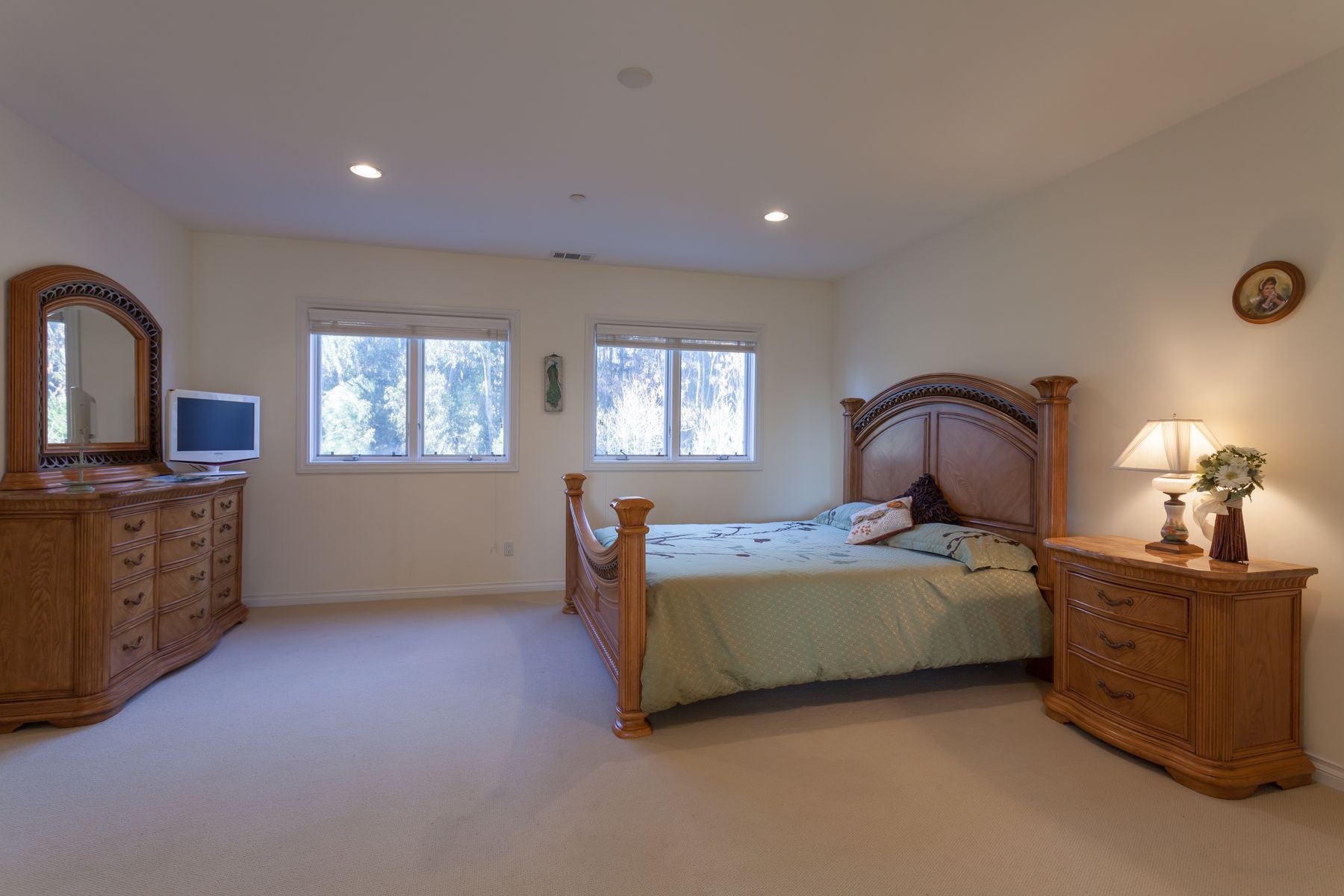 Bedroom with queen bed